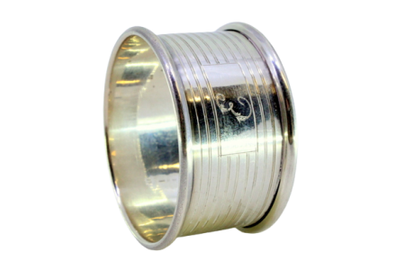 Argola de guardanapo em prata com bandas frisadas na envolvência.